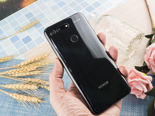 榮耀V20開箱體驗(yàn)：麒麟980“盲孔”全視屏4800萬(wàn)像素 表現(xiàn)強(qiáng)勢(shì)