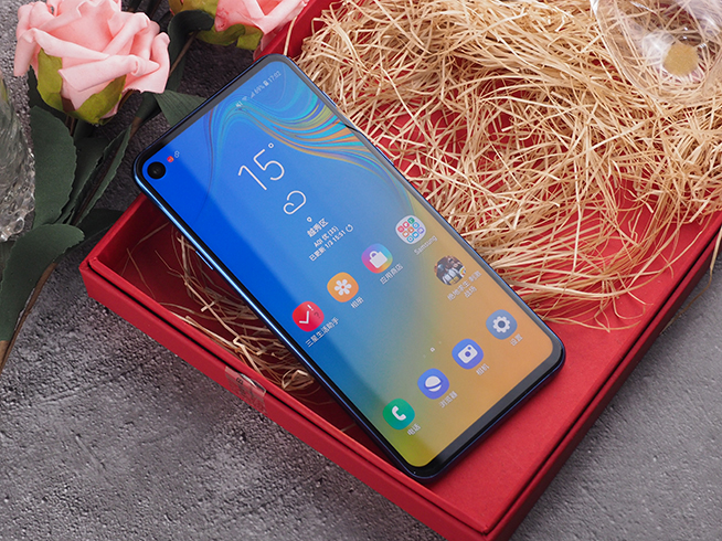 三星A8s上手體驗(yàn):黑瞳全視屏 驍龍710+24MP三攝 性價(jià)比之選