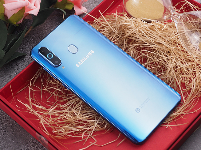 三星A8s上手體驗(yàn):黑瞳全視屏 驍龍710+24MP三攝 性價(jià)比之選