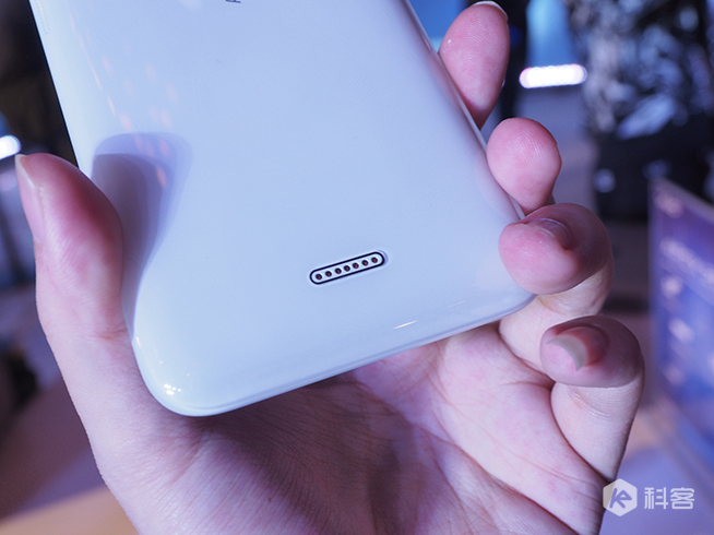 vivo APEX 2019上手圖賞：一體化設(shè)計感極強 按鍵開孔通通消失