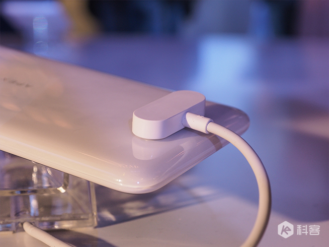 vivo APEX 2019上手圖賞：一體化設(shè)計感極強 按鍵開孔通通消失