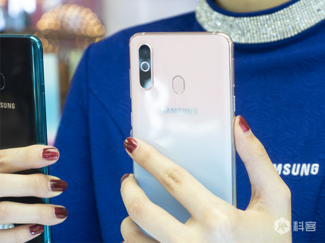 三星Galaxy A8s獨(dú)角精靈版圖賞：全新少女心漸變色 情人節(jié)專(zhuān)屬禮物