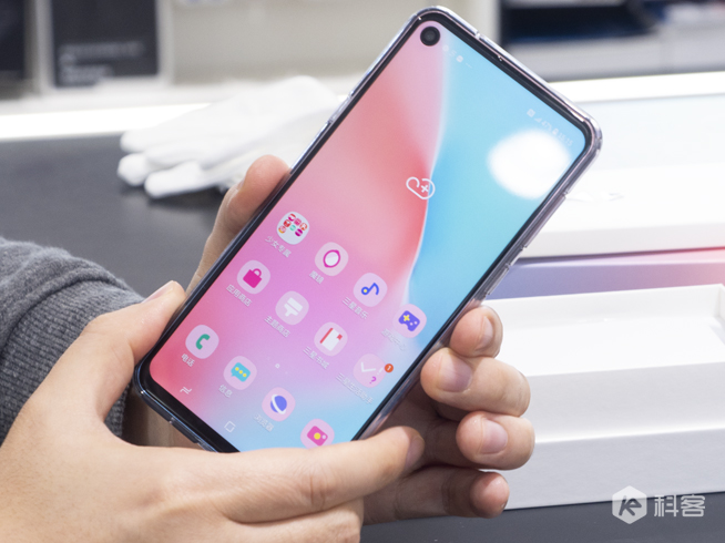 三星Galaxy A8s獨(dú)角精靈版圖賞：全新少女心漸變色 情人節(jié)專(zhuān)屬禮物