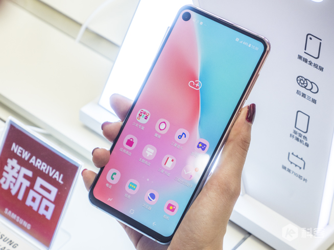 三星Galaxy A8s獨(dú)角精靈版圖賞：全新少女心漸變色 情人節(jié)專(zhuān)屬禮物