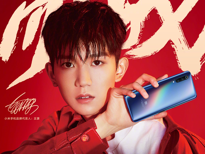 雷軍show小米9真機(jī)照：三攝全息幻彩藍(lán)新配色 透明探索版也不會(huì)缺席