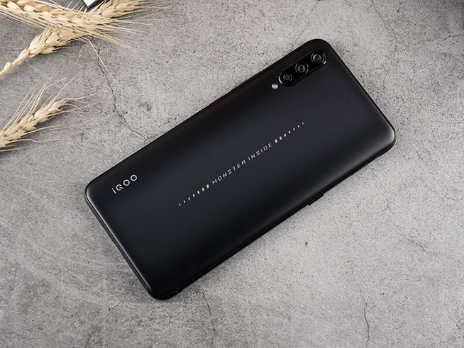 全新iQOO體驗：驍龍855配12G內(nèi)存44W閃充 比游戲手機更強大