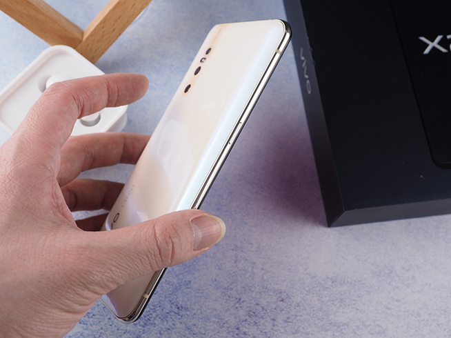 vivo X27上手體驗：升降式攝像頭納米級“羽”設(shè)計 顏值再提升