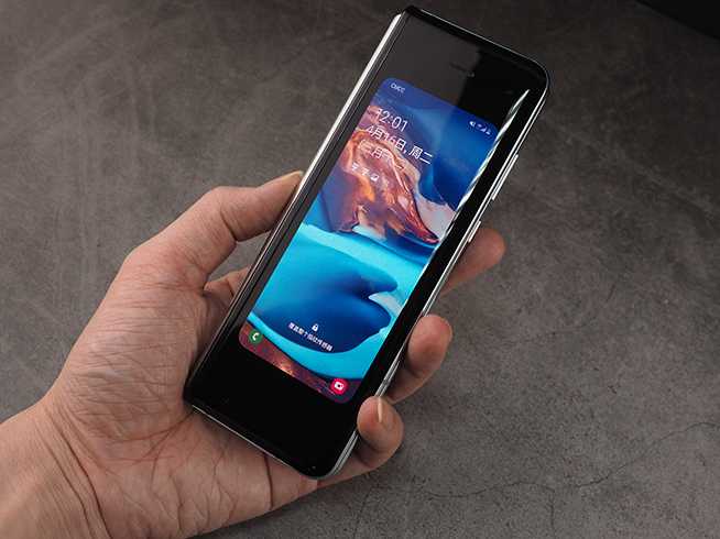 三星Galaxy Fold折疊屏手機開箱體驗：比曲面屏好玩太多了