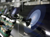 見(jiàn)證歷史性時(shí)刻 劉作虎親臨生產(chǎn)線(xiàn)封箱首臺(tái)一加電視