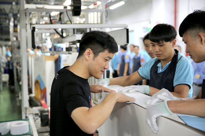 見證歷史性時(shí)刻 劉作虎親臨生產(chǎn)線封箱首臺一加電視