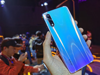 大電池硬核真香機(jī)！iQOO Neo 855版上手玩，新色搶鏡