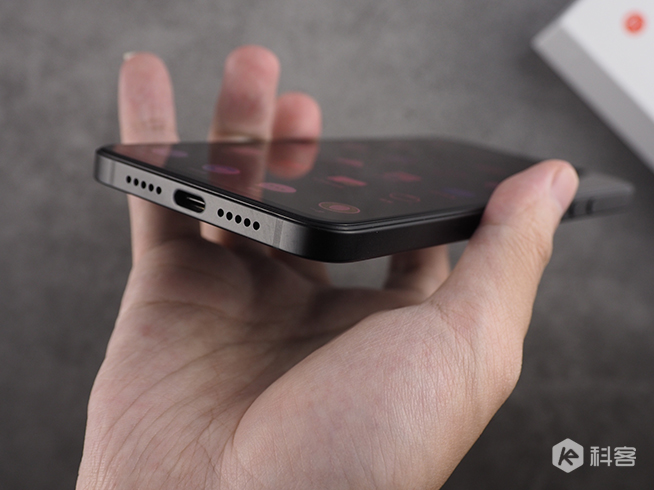 堅(jiān)果Pro 3開(kāi)箱上手：少了老羅內(nèi)味沒(méi)影響 繼承經(jīng)典設(shè)計(jì)新功能亮眼