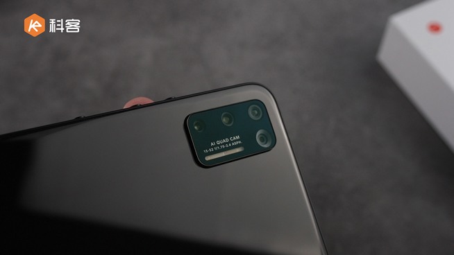 堅(jiān)果Pro 3開(kāi)箱上手：少了老羅內(nèi)味沒(méi)影響 繼承經(jīng)典設(shè)計(jì)新功能亮眼