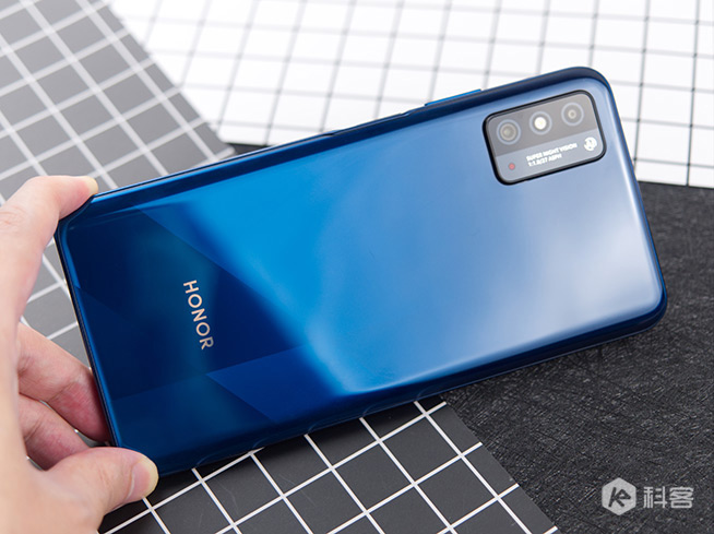 一次充電開(kāi)黑12小時(shí)！大屏5G榮耀X10 Max評(píng)測(cè)視頻