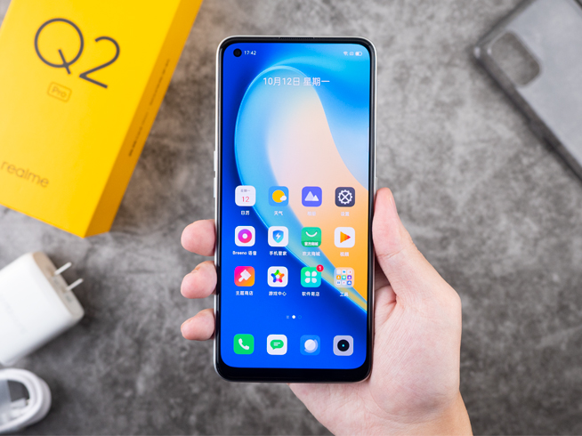realme Q2 Pro開箱上手：千元就能摸上素皮！65W閃充降維打擊