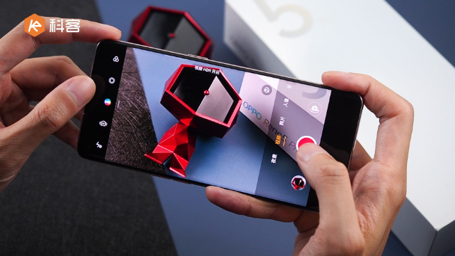 OPPO Reno5 Pro上手：顏值夠頂沒(méi)話說(shuō)！首發(fā)獨(dú)家人像視頻新技術(shù)