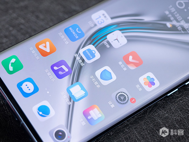 榮耀V40上手圖賞：屏幕有驚喜，先鋒設計氣宇不凡