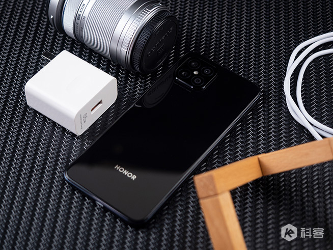 榮耀Play5上手體驗(yàn)：7.46mm輕薄出眾！66W超級(jí)快充半小時(shí)滿血