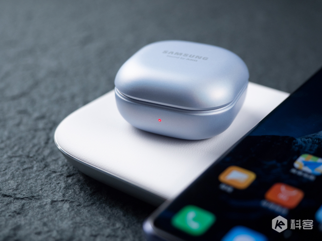 3設(shè)備同時(shí)充電超方便！小米多線圈無(wú)線快充板上手初體驗(yàn)