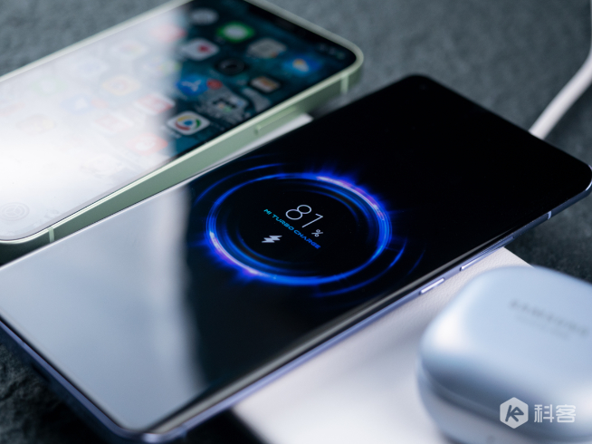 3設(shè)備同時(shí)充電超方便！小米多線圈無(wú)線快充板上手初體驗(yàn)