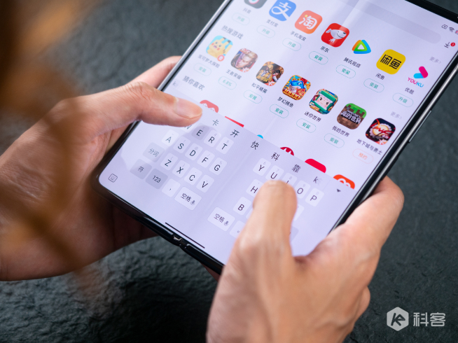 小米MIX FOLD開箱上手：萬元內的折疊屏手機！你覺得ok嗎？