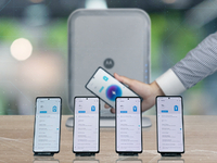 摩托羅拉再秀隔空充電技術(shù)：3米遠(yuǎn)距離+廣角覆蓋+4臺(tái)同時(shí)充電！