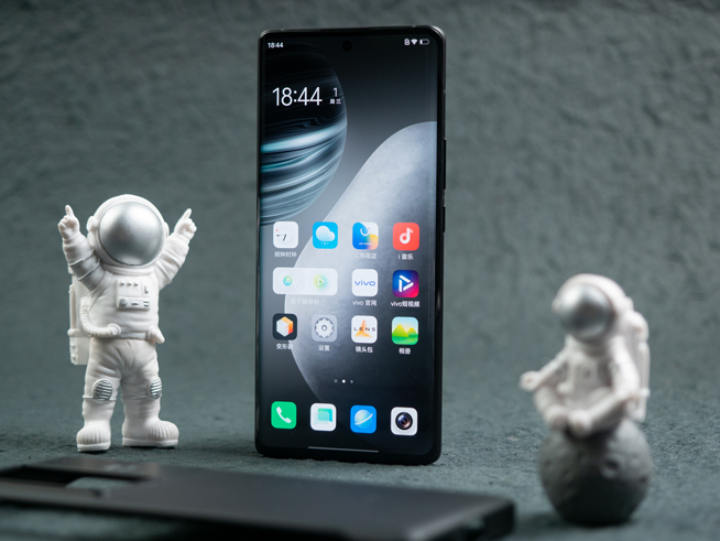 vivo X70 Pro+上手體驗(yàn)：拍攝實(shí)力沖上天花板！至黑配色全系最佳