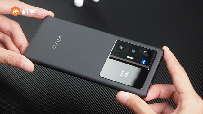 vivo X70 Pro+上手體驗(yàn)：拍攝實(shí)力沖上天花板！至黑配色全系最佳