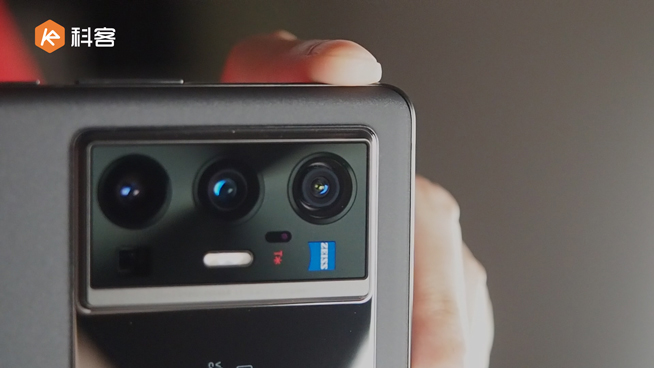 vivo X70 Pro+上手體驗(yàn)：拍攝實(shí)力沖上天花板！至黑配色全系最佳