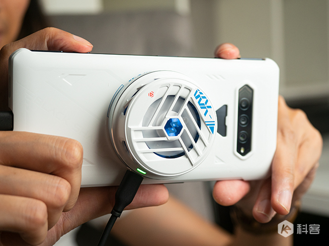 黑鯊4S上手體驗：驍龍870發(fā)揮穩(wěn)定！自由高達定制配件很用心