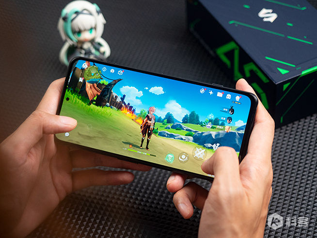 黑鯊4S上手體驗：驍龍870發(fā)揮穩(wěn)定！自由高達定制配件很用心