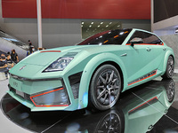 沙龍機(jī)甲龍?bào)@艷廣州車展！3.7秒零百加速，首發(fā)華為雙MDC計(jì)算平臺(tái)