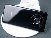 榮耀X30上手評(píng)測(cè)：續(xù)航拔尖，氣質(zhì)出眾