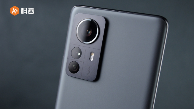 小米12 Pro上手體驗：馴服驍龍8有一手？設(shè)計重鑄質(zhì)感提升更高端！