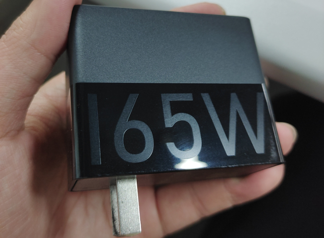 紅魔7對(duì)標(biāo)拯救者Y90：默契無(wú)挖孔設(shè)計(jì)？快充散熱各顯身手