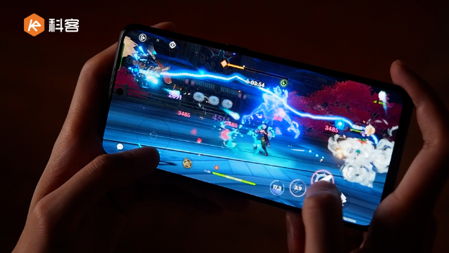 真我GT Neo3上手：砸門爆錘K50！天璣8100+150W秒充更加香