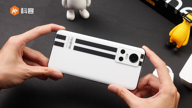 真我GT Neo3上手：砸門爆錘K50！天璣8100+150W秒充更加香