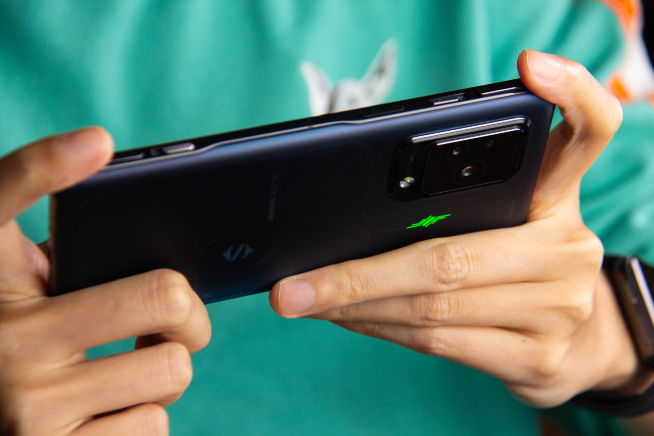 黑鯊5 Pro上手體驗：被動散熱最強王者？玩《原神》穩(wěn)不穩(wěn)得??？