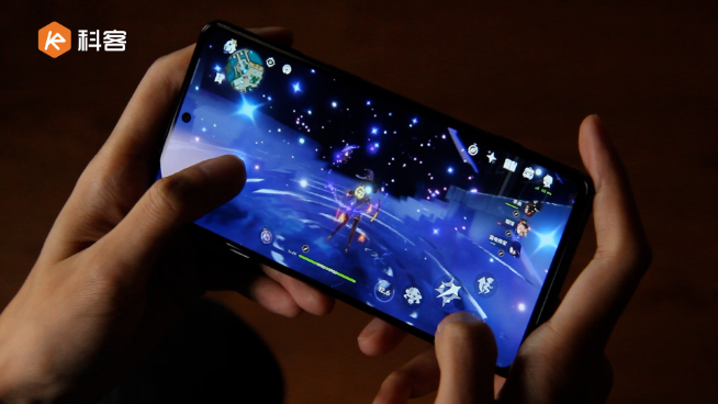 黑鯊5 Pro上手體驗：被動散熱最強王者？玩《原神》穩(wěn)不穩(wěn)得?。?/></p><p>　　性能上，黑鯊5 Pro搭載驍龍8，擁有LPDDR5+UFS 3.1+SSD磁盤陣列技術2.0，跑分達到109萬分。在《原神》的30分鐘測試中（高畫質(zhì)+60fps），黑鯊5 Pro平均幀率為57.9幀，表現(xiàn)挺不錯的。溫控方面，得益于5320mm2超大散熱面積，機身正面最高溫44.1℃，背面最高溫43.7℃，都能接受。同時，黑鯊5 Pro的升降式肩鍵也進行了小升級，滑動升起更順暢，反饋更清脆。此外，黑鯊5 Pro還采用了全對稱的兩顆高配揚聲器+四顆定制高動態(tài)麥克風的組合，外放和收音都相當不錯。</p><p><img src=