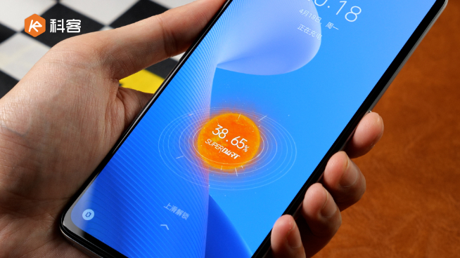 ?真我Q5 Pro上手體驗：棋盤格新設(shè)計老味道！千元80W閃充夠不夠香？