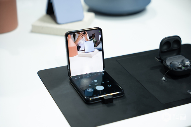 細(xì)節(jié)升級(jí)更輕盈！三星Galaxy Z Fold4/Flip4現(xiàn)場(chǎng)上手