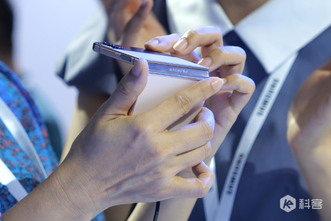 細(xì)節(jié)升級(jí)更輕盈！三星Galaxy Z Fold4/Flip4現(xiàn)場(chǎng)上手