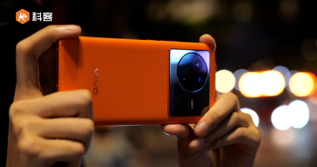 高管親自劇透vivo X Fold+：華夏紅新配色+細(xì)節(jié)微調(diào)升級！