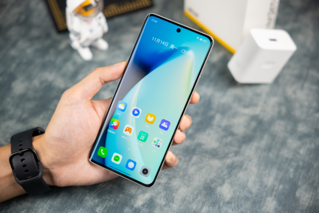 真我10 Pro+上手體驗(yàn)：2160Hz超高頻調(diào)光！跟頻閃說再見？