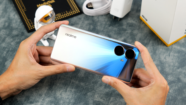 真我10 Pro+上手體驗(yàn)：2160Hz超高頻調(diào)光！跟頻閃說再見？