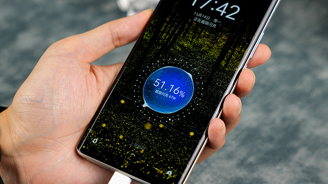 加碼卷中端機(jī)？真我10系列發(fā)布，楊冪同款超大杯亮點(diǎn)多