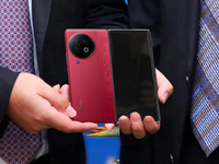 vivo X Fold2首次亮相：瘦身減重10%+！設(shè)計(jì)小改更好看