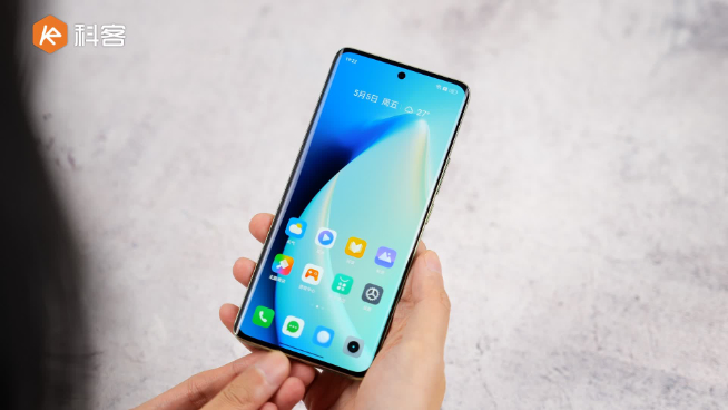 真我11 Pro+體驗評測：1999元用上雙長焦？2億像素主攝一頂三！