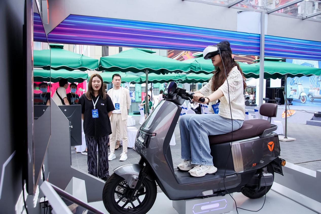 王者風范盡顯！雅迪冠能豪華旗艦新品刷新行業(yè)新高度