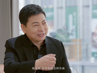 余承東現(xiàn)場玩轉(zhuǎn)“巨幕手機(jī)”！展示用華為智慧屏刷抖音資訊有多爽